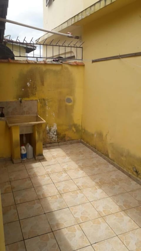 Sobrado Amarelo, Praia das Palmeiras, 600metros até a praia 5min centro da cidade House in Caraguatatuba