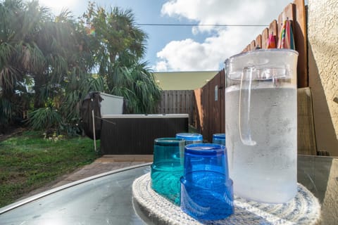 Heart of the Waves - 3BR & 2BA Beach Retreat - NEW HOT TUB - Outside Patio with Grill & Seating, Steps to Fun! Casa in Melbourne