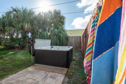 Heart of the Waves - 3BR & 2BA Beach Retreat - NEW HOT TUB - Outside Patio with Grill & Seating, Steps to Fun! Maison in Melbourne