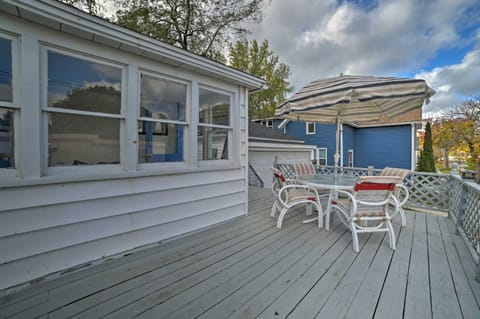 Manistee House with Deck, Fire Pit and Sunroom! Casa in Manistee