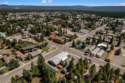 Property building, Day, Neighbourhood, Natural landscape, Bird's eye view, City view, Mountain view, Street view, Location