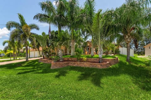 Private Waterfront Villa Heated Pool Pool Table Villa Heat Wave - Roelens Vacations House in Cape Coral