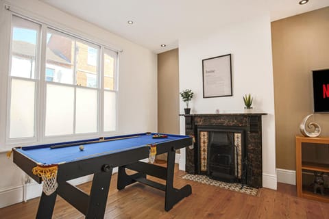 Thrift House - Central Location - Free Parking, Pool Table, Fast Wifi, Smart TV with Fast Wifi by Yoko Property House in Northampton