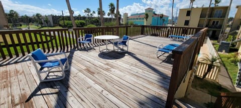 Spotless Updated Condo with Pool - Habitat unit 7 Condominio in South Padre Island