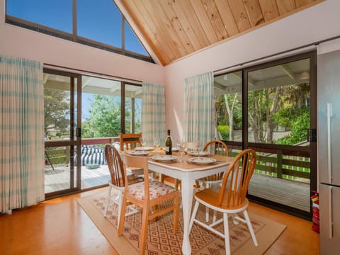 Tui's Grove - Onemana Holiday Home House in Whangamatā