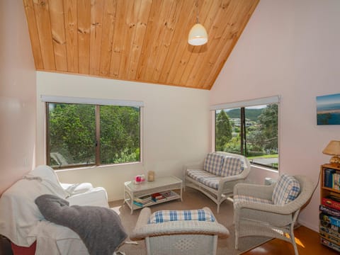 Tui's Grove - Onemana Holiday Home House in Whangamatā