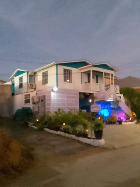 Shama's Guest House Condominio in Oistins