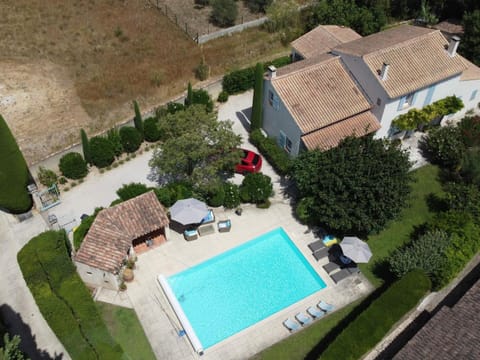 Charmant Mas à Paradou avec Piscine, Terrasse et Jardin, Près des Alpilles - FR-1-599-35 House in Arles