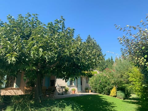 Charmant Mas à Paradou avec Piscine, Terrasse et Jardin, Près des Alpilles - FR-1-599-35 House in Arles