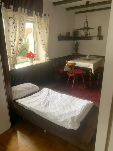 Bed, Photo of the whole room, Seating area, Food