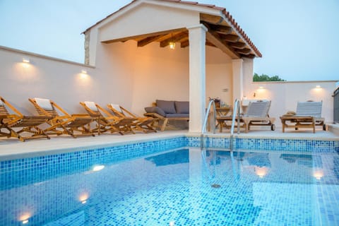 Pool view, Swimming pool, sunbed