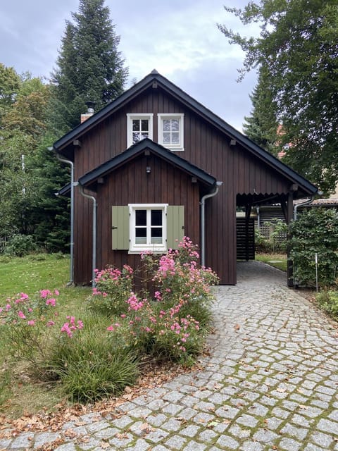 Property building, Facade/entrance, Garden