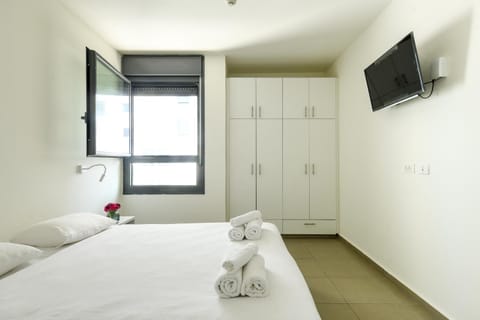 Bed, TV and multimedia, Photo of the whole room, Bedroom, towels, wardrobe, air conditioner