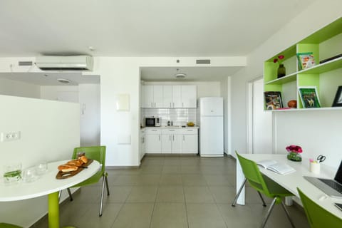 Kitchen or kitchenette, Dining area, minibar, oven, pet friendly, stove, air conditioner