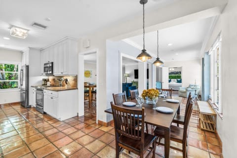 Spanish Style- Heated Saltwater Pool/grill, Min to Beach & Atlantic House in Delray Beach