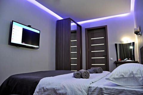 Bed, TV and multimedia, Bedroom