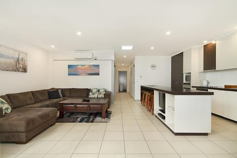 Spacious 3 bedroom apartment opposite surf club Condo in Kingscliff