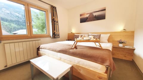 Bedroom, Mountain view