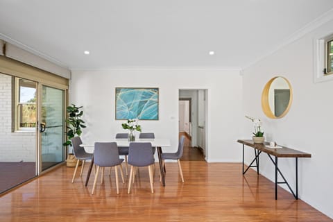 Big Stylish 3 bed house with Free Parking House in North Parramatta