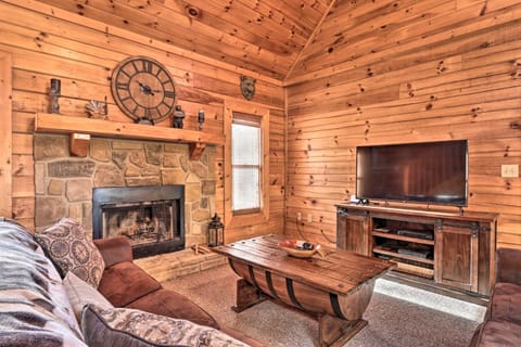 Sevierville Cabin with Lake Access and Private Hot Tub House in Douglas Lake