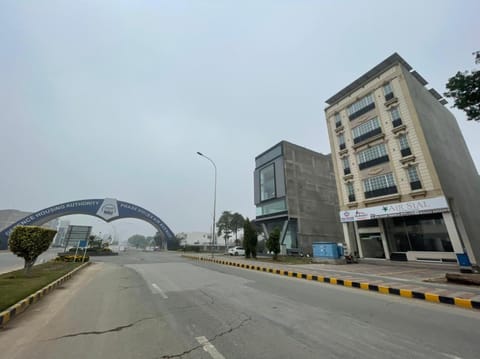Multazam Heights, DHA Phase 8 - Three Bedrooms Family Apartments Copropriété in Lahore