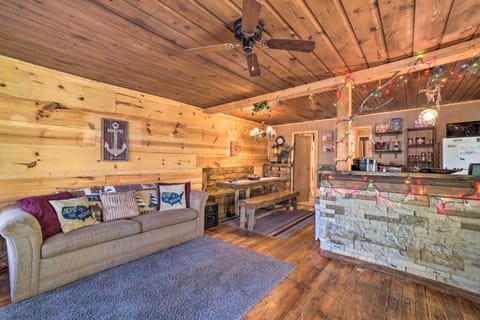 Branson Area Couples Cabin with Wraparound Porch! House in Rockaway Beach