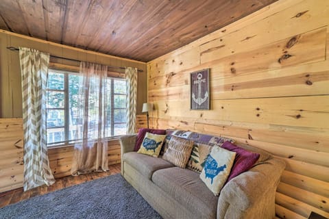Branson Area Couples Cabin with Wraparound Porch! Maison in Rockaway Beach
