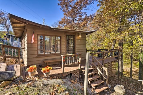 Branson Area Couples Cabin with Wraparound Porch! Casa in Rockaway Beach