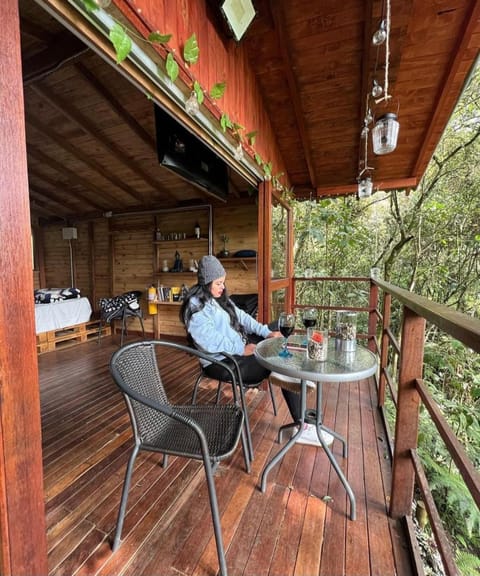 Cabaña en Medio del Bosque con Jacuzzi - Santa Elena Terrain de camping /
station de camping-car in Santa Elena