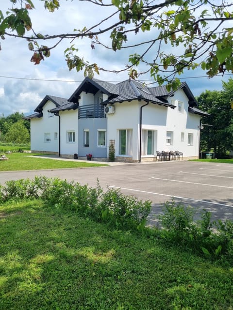 Property building, Day, Natural landscape, Garden, Garden view