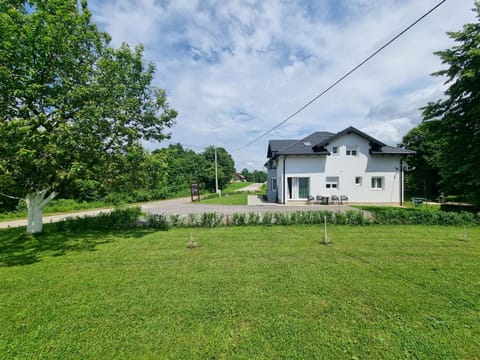 Property building, Day, Natural landscape, Garden, Garden view