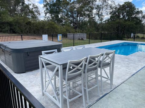 6br Pool Hot Tub Lux Family Ironstone Residence Farm Stay in Lovedale