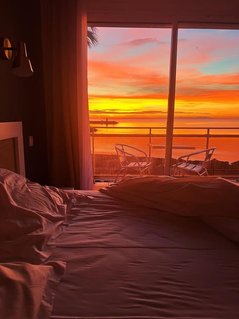 Bed, Natural landscape, View (from property/room), Balcony/Terrace, Bedroom, Sea view, Sunrise