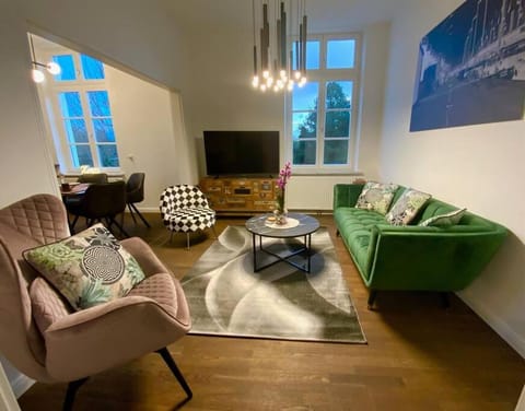 Communal lounge/ TV room, TV and multimedia, Living room, Seating area, Evening entertainment