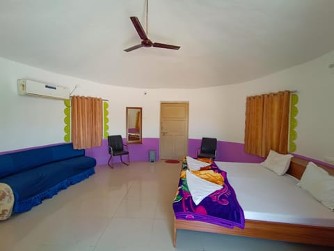 Bed, Seating area, towels, air conditioner