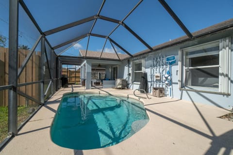 Oceanview Haven - 2BR Beach House with Patio Heated Pool Steps from Paradise Beach Park! Maison in Melbourne