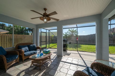 Oceanview Haven - 2BR Beach House with Patio Heated Pool Steps from Paradise Beach Park! Casa in Melbourne