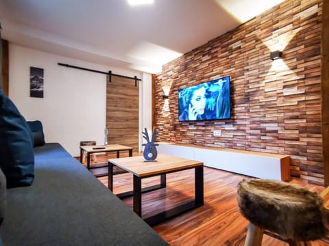 Communal lounge/ TV room, TV and multimedia, Living room, Seating area