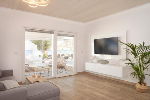 TV and multimedia, Living room, Seating area, Beach, Beach