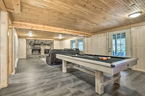 Spacious Poconos Home - Deck, Fire Pit and Game Room Casa in Hickory Run State Park
