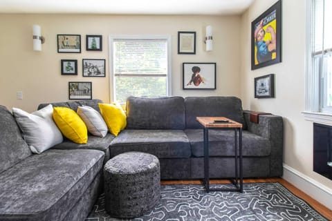 Pet-Friendly Cranston Home with Fire Pit and BBQ! Haus in Providence