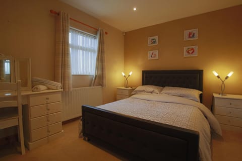 Spacious 4 Bedroom Home - 5 min walk to town Maison in Enniskillen