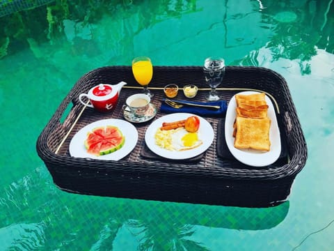 Swimming pool, Breakfast