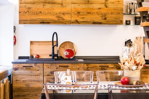 Kitchen or kitchenette, Dining area