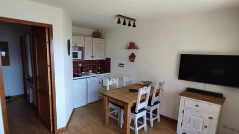 Kitchen or kitchenette, Dining area, dishwasher, stove, kitchen