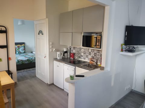 appartement individuelle refais a neuf,ds maison de maître,6 couchages dont un lit kingsize,cuisine avec lave vaisselle,rue privative pour se garer, accessibilité au jardin Apartment in Le Havre