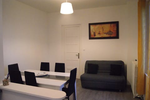 appartement individuelle refais a neuf,ds maison de maître,6 couchages dont un lit kingsize,cuisine avec lave vaisselle,rue privative pour se garer, accessibilité au jardin Apartment in Le Havre