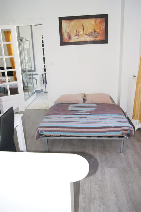 appartement individuelle refais a neuf,ds maison de maître,6 couchages dont un lit kingsize,cuisine avec lave vaisselle,rue privative pour se garer, accessibilité au jardin Apartment in Le Havre