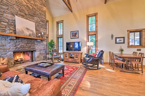 Eagle View Lodge - Luxury Home with Hot Tub! Maison in Waynesville