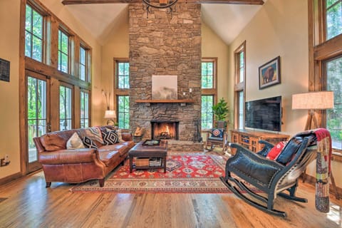 Luxe Lodge Near Smoky Mountains Views and Hot Tub! House in Waynesville